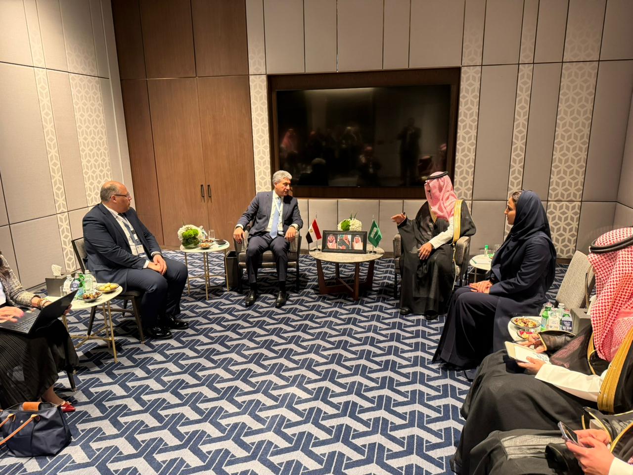 وزير السياحة والآثار يجتمع مع نظيره السعودي