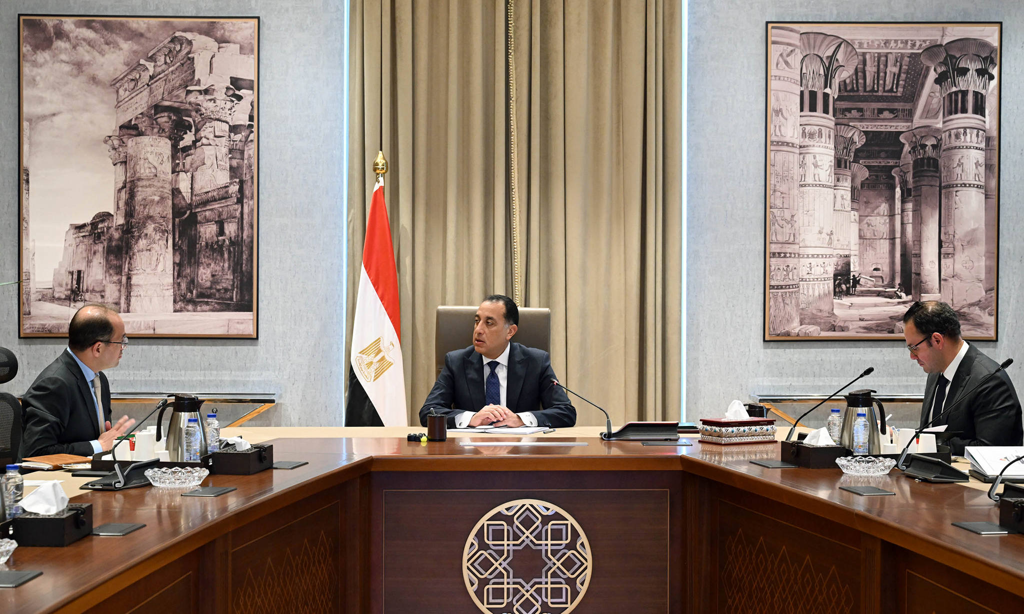 رئيس الوزراء في اجتماع مع وزير المالية