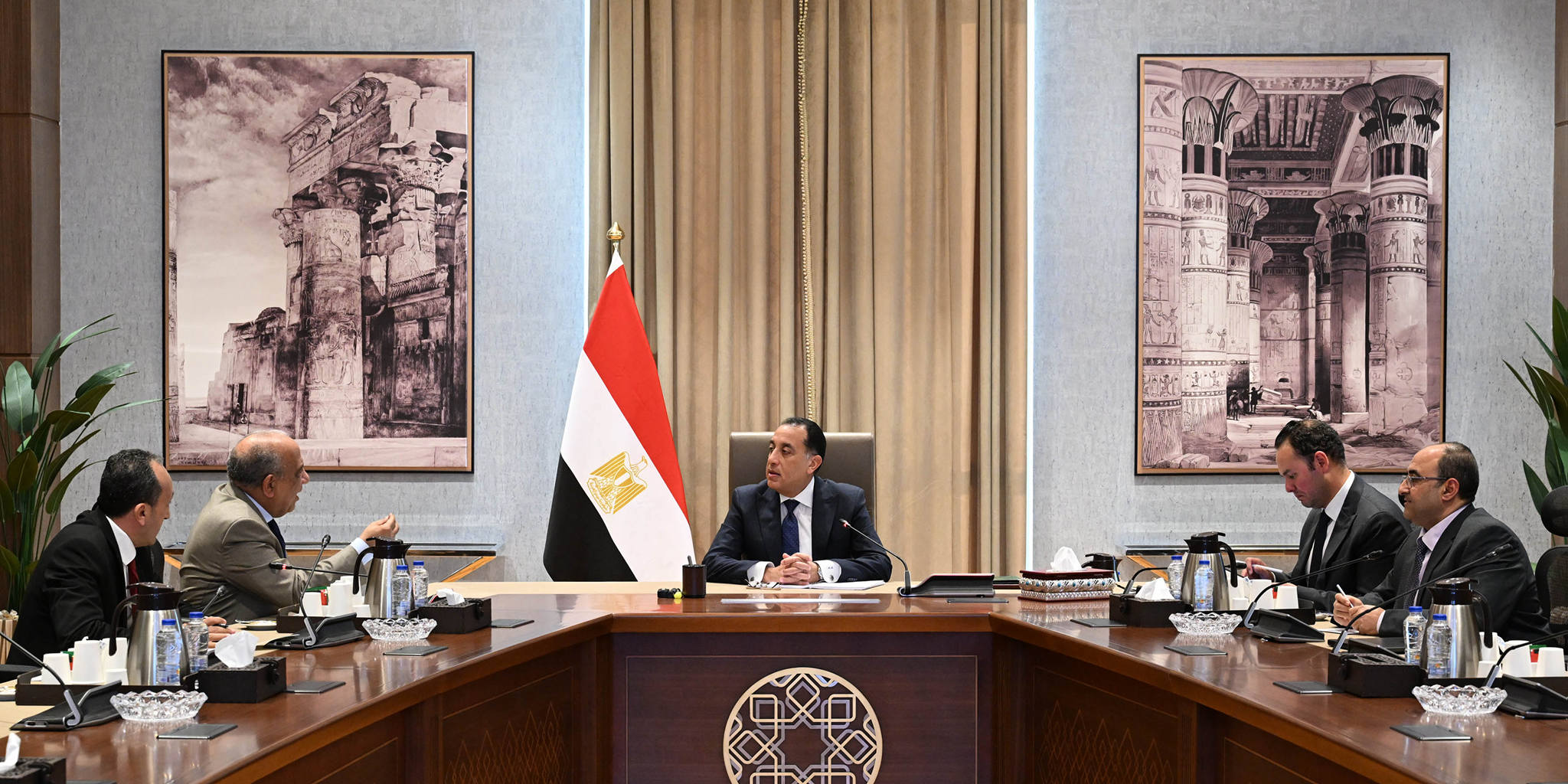 رئيس الوزراء يجتمع مع وزير الكهرباء