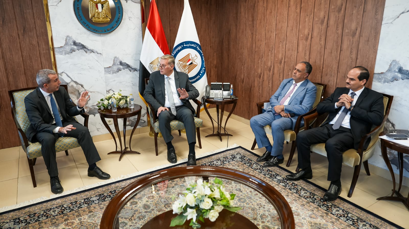 وزير البترول يجتمع مع مسئولي إيني الإيطالية