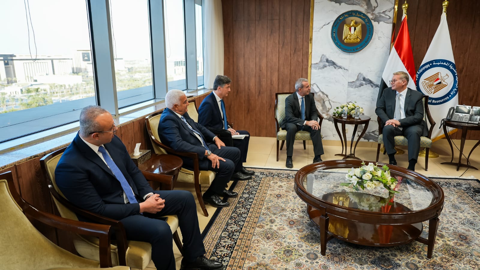وزير البترول يجتمع مع مسئولي إيني الإيطالية