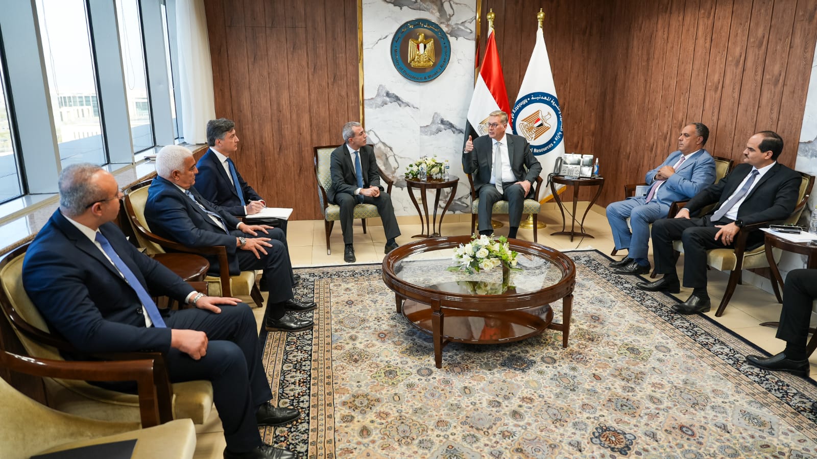 وزير البترول يجتمع مع مسئولي إيني الإيطالية