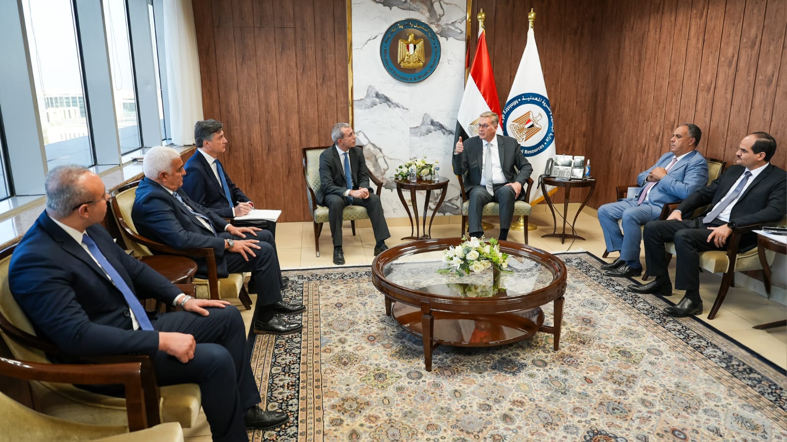 وزير البترول يجتمع مع مسئولي إيني الإيطالية
