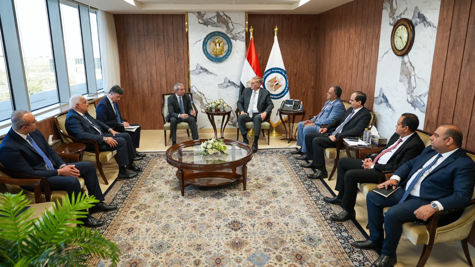 وزير البترول يجتمع مع مسئولي إيني الإيطالية