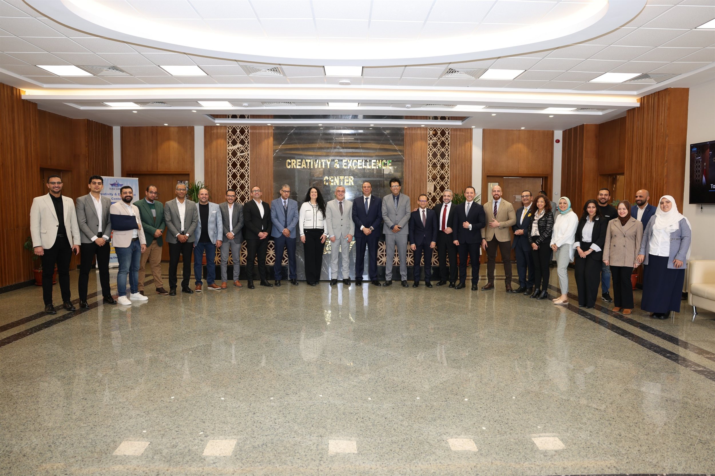 رئيس هيئة قناة السويس يلتقي بوفد من شركة سيمنس