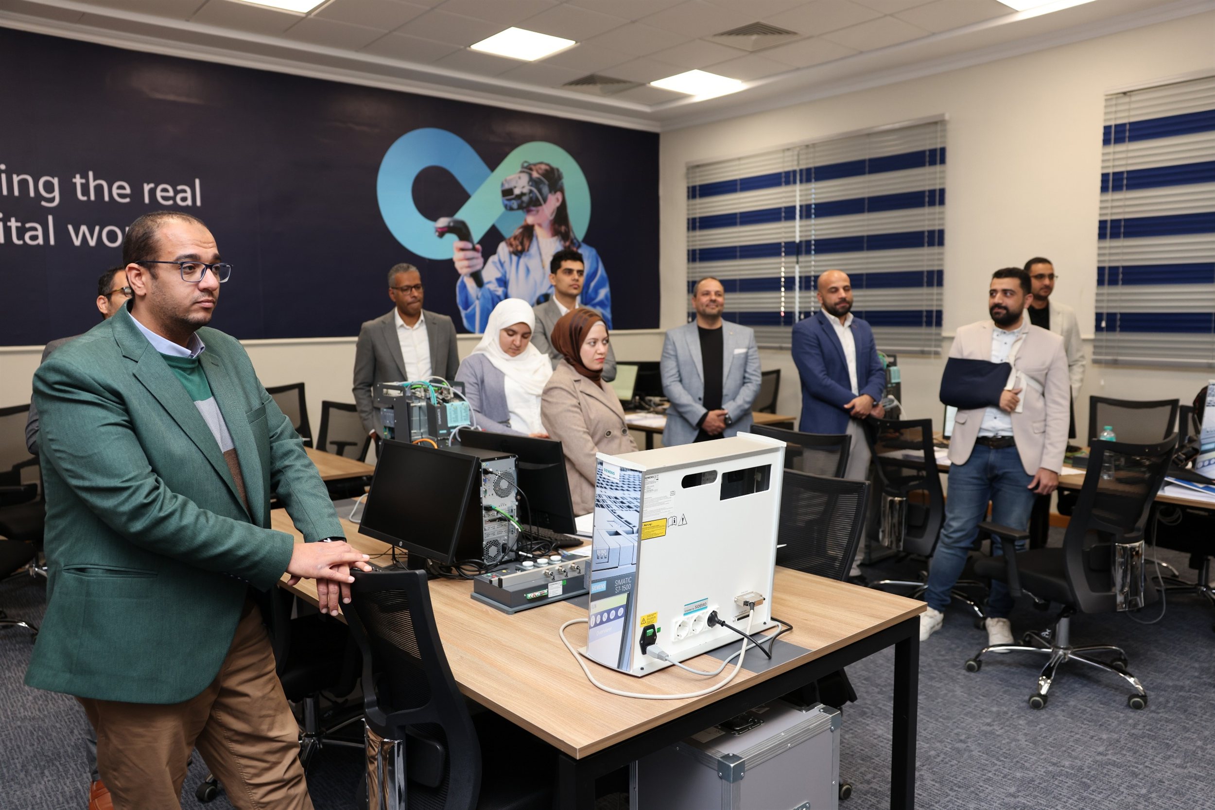 رئيس هيئة قناة السويس يلتقي بوفد من شركة سيمنس