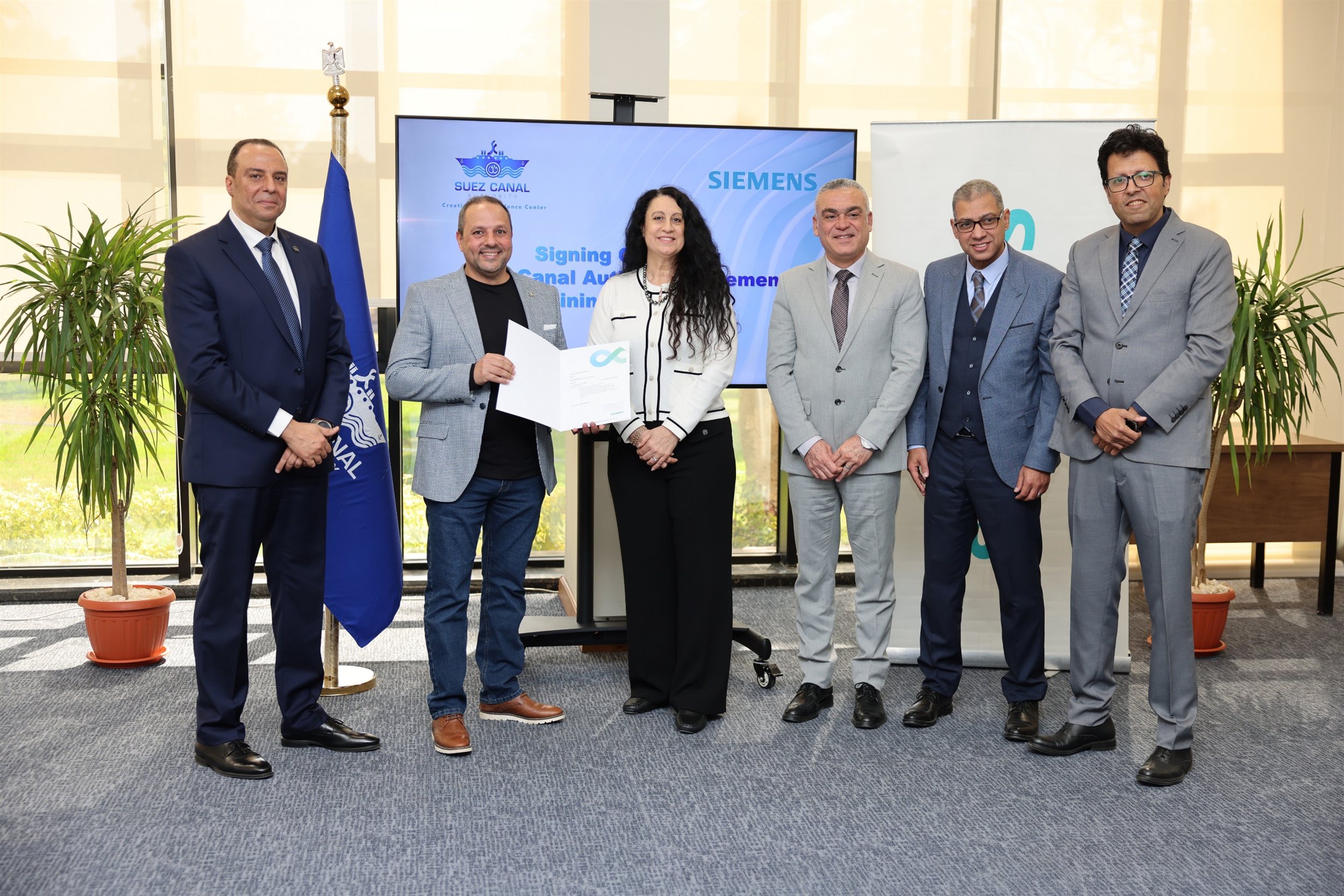 رئيس هيئة قناة السويس يلتقي بوفد من شركة سيمنس