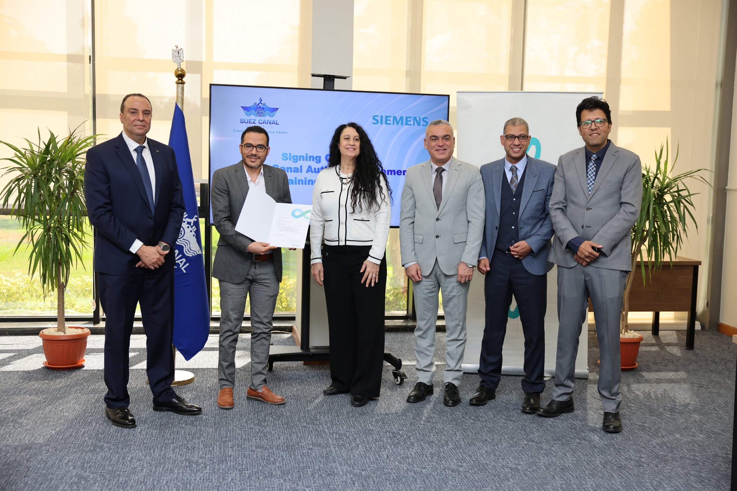 رئيس هيئة قناة السويس يلتقي بوفد من شركة سيمنس
