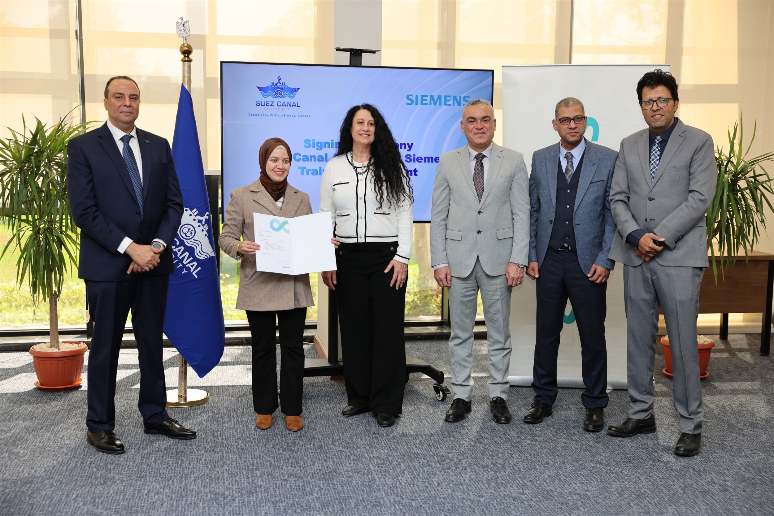 رئيس هيئة قناة السويس يلتقي بوفد من شركة سيمنس