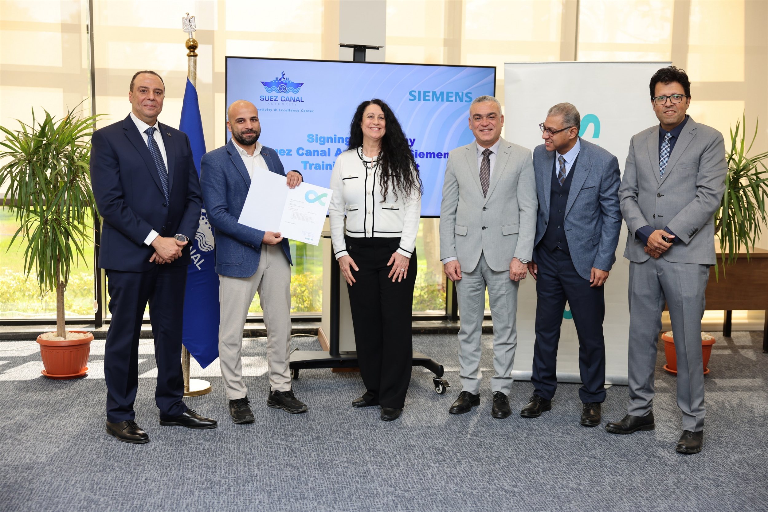 رئيس هيئة قناة السويس يلتقي بوفد من شركة سيمنس