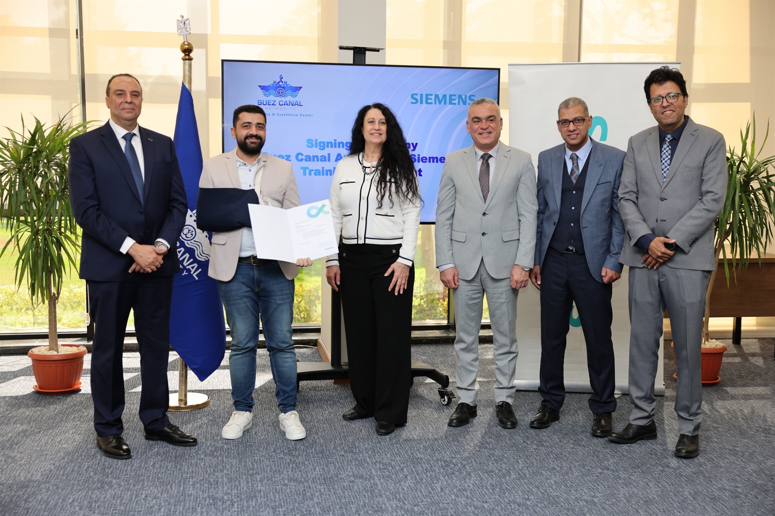 رئيس هيئة قناة السويس يلتقي بوفد من شركة سيمنس