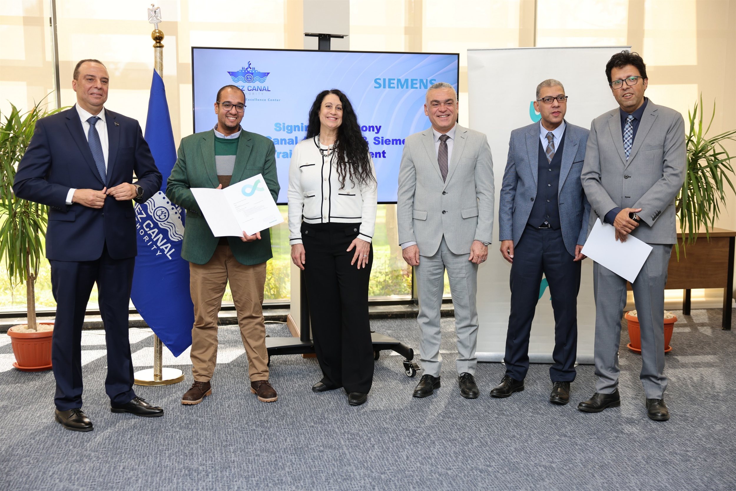 رئيس هيئة قناة السويس يلتقي بوفد من شركة سيمنس