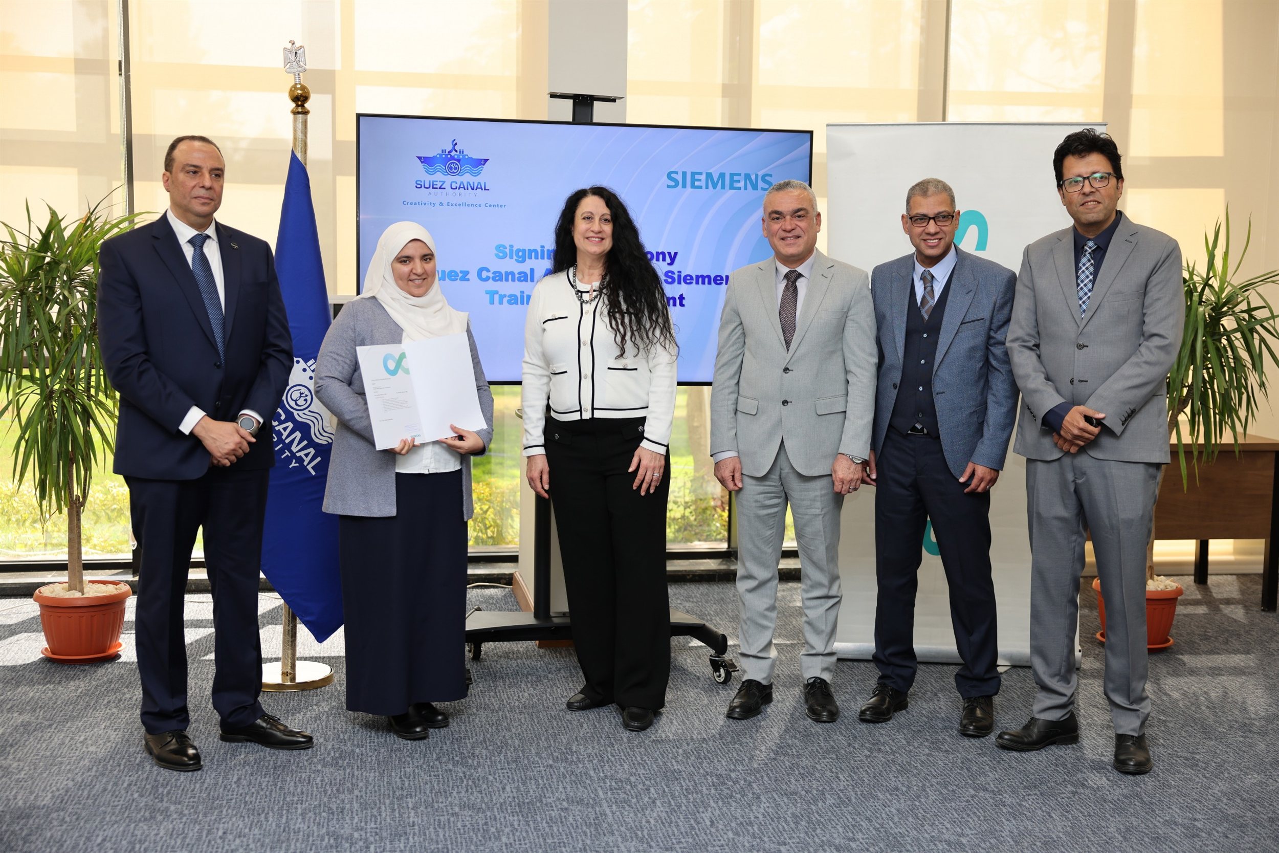 رئيس هيئة قناة السويس يلتقي بوفد من شركة سيمنس