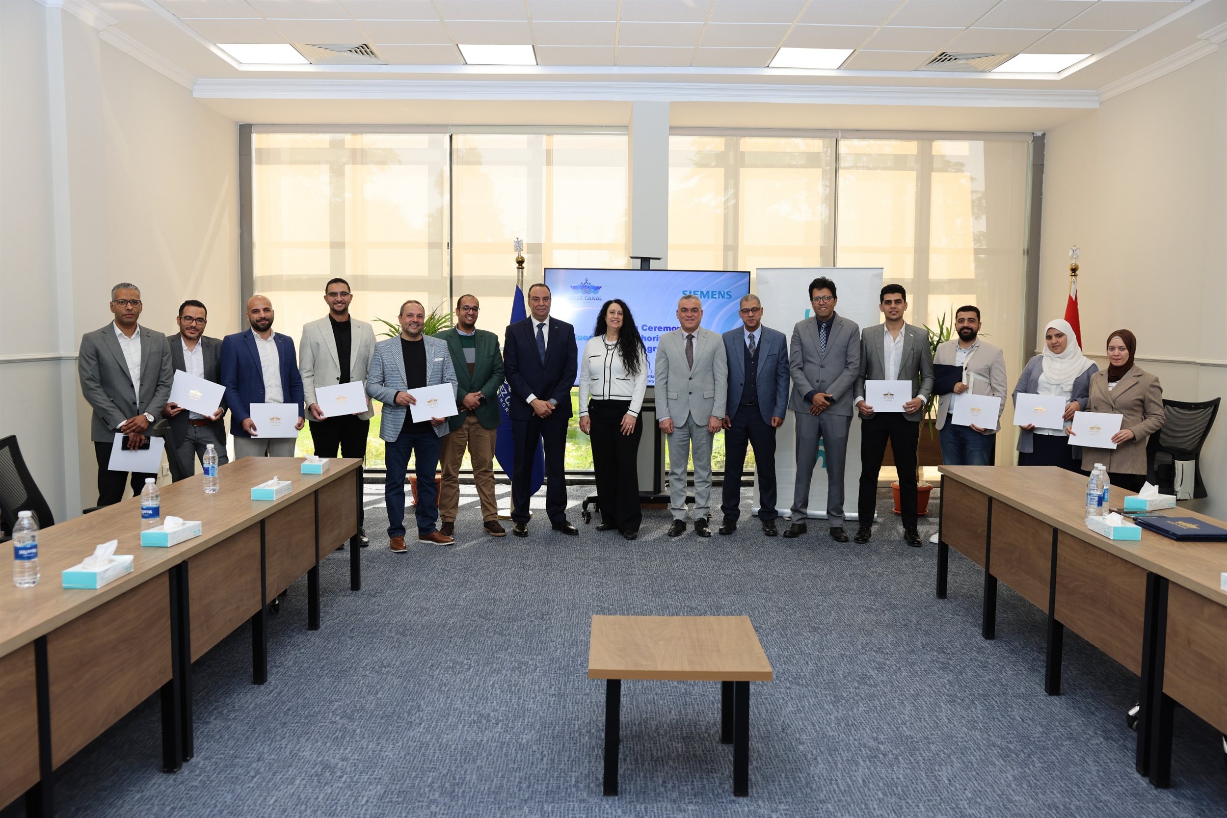 رئيس هيئة قناة السويس يلتقي بوفد من شركة سيمنس