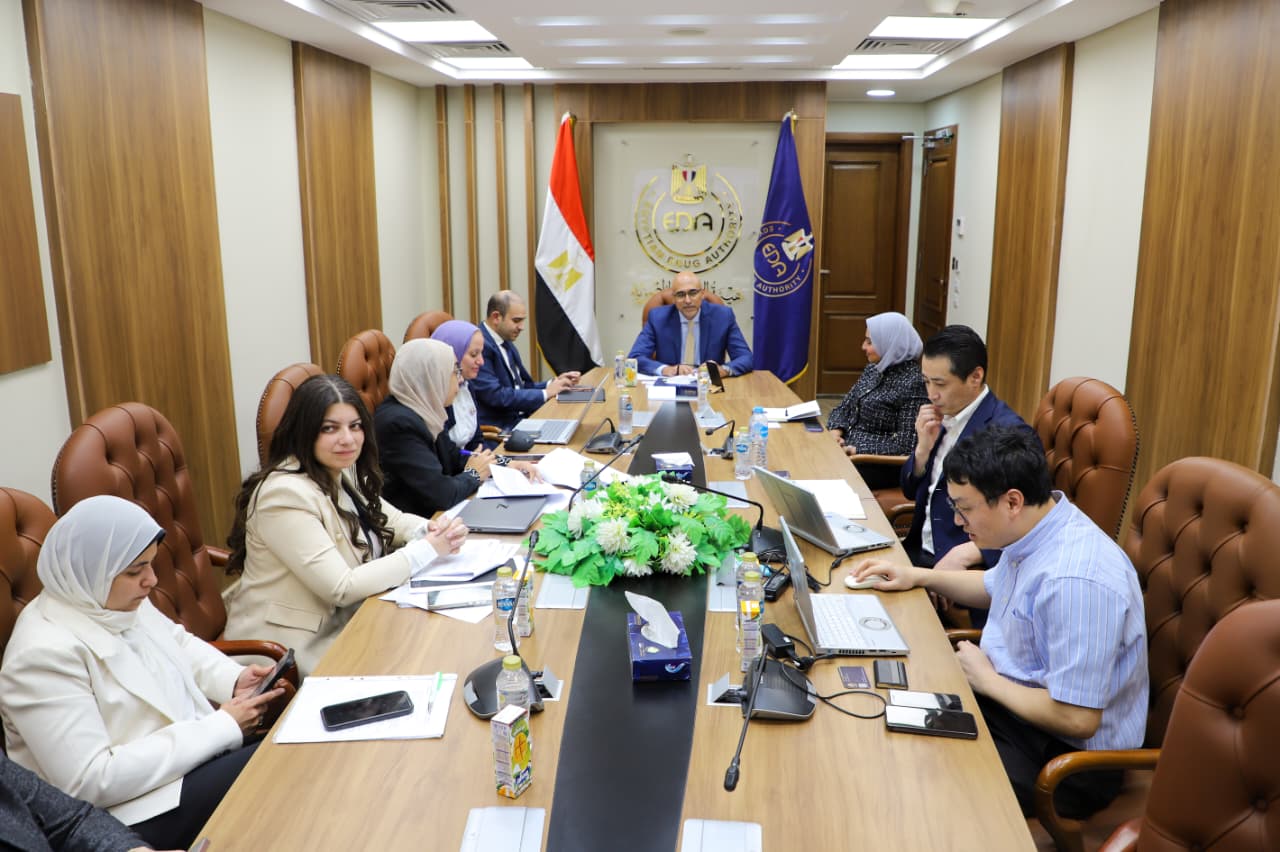 رئيس هيئة الدواء المصرية يجتمع مع شركة إيرث كوربوري