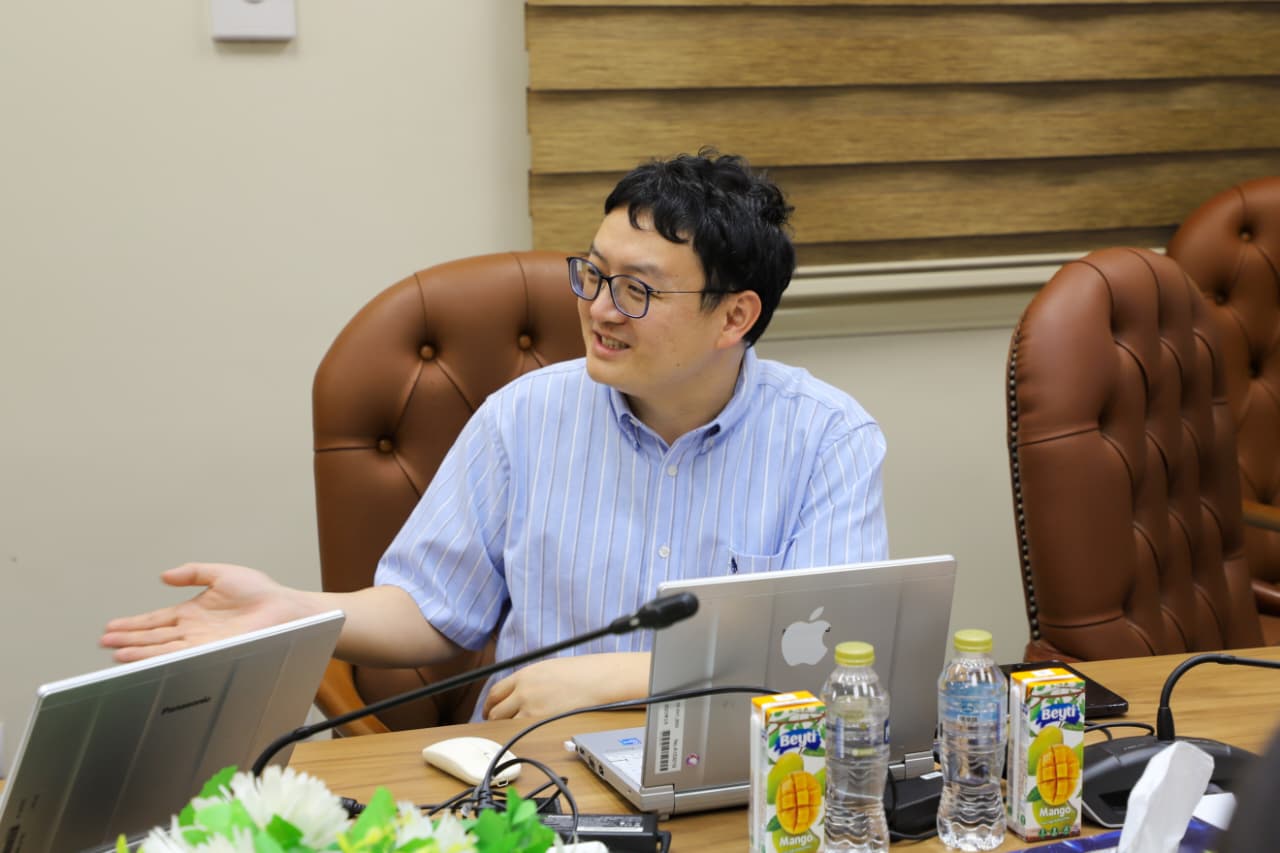 رئيس هيئة الدواء المصرية يجتمع مع شركة إيرث كوربوري