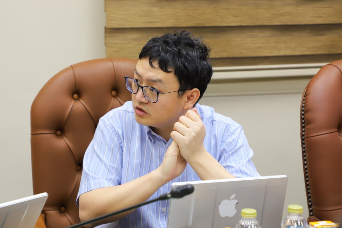 رئيس هيئة الدواء المصرية يجتمع مع شركة إيرث كوربوري