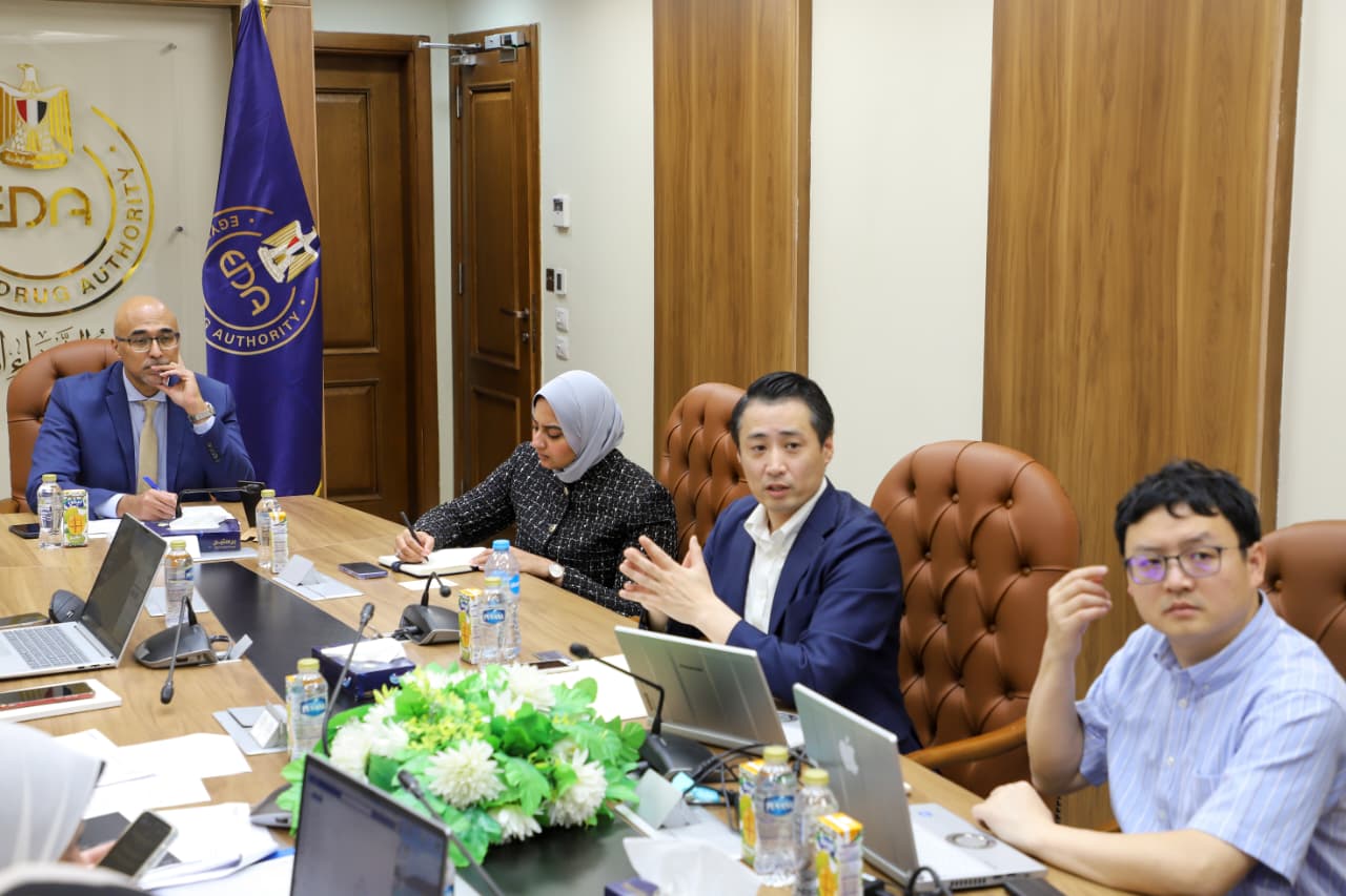 رئيس هيئة الدواء المصرية يجتمع مع شركة إيرث كوربوري