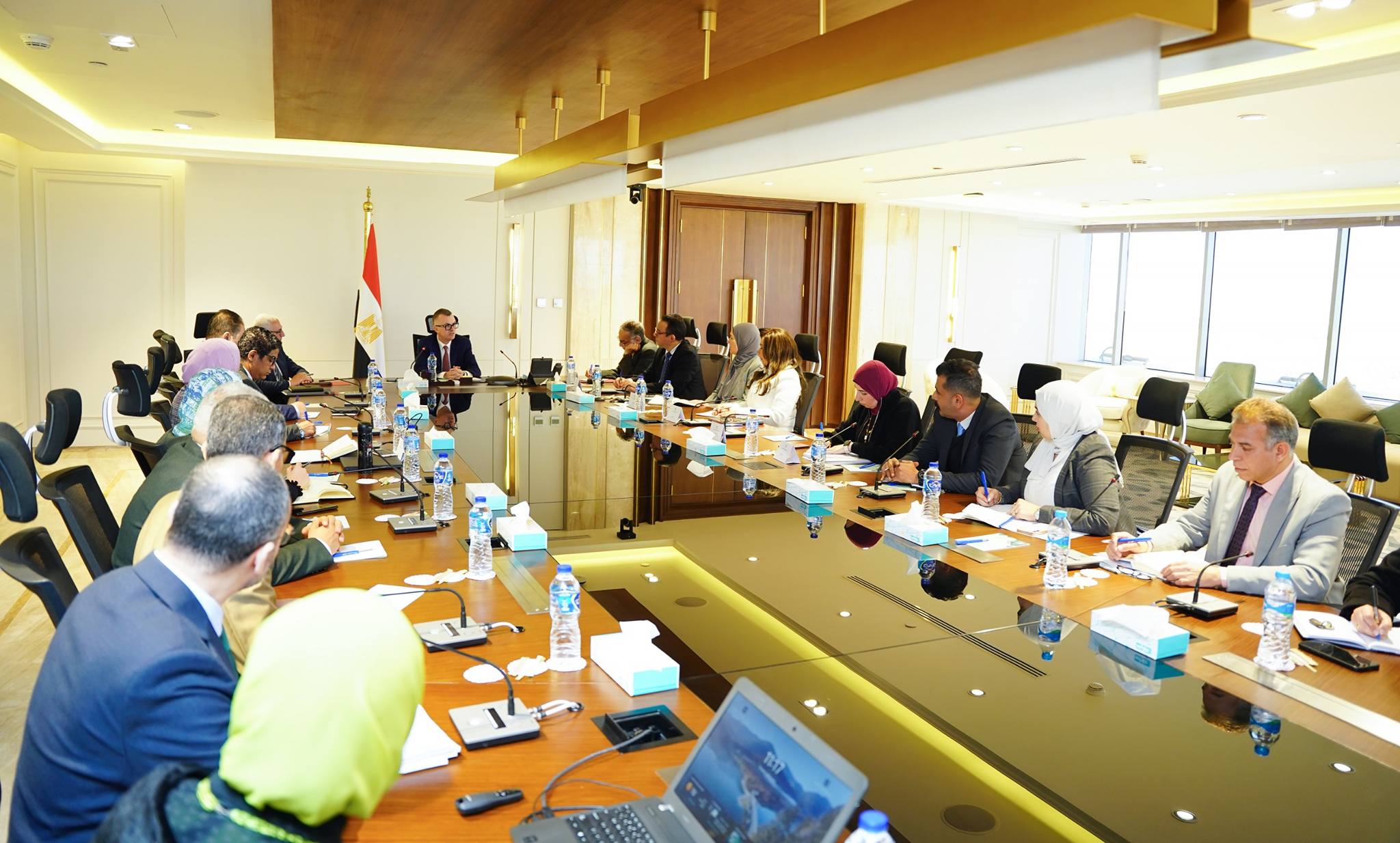 وزير التخطيط يعقد اجتماعًا مع قيادات الوزارة