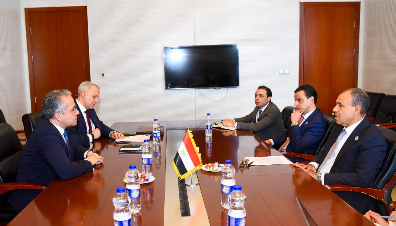 وزير الخارجية يلتقي مع الدكتور خالد العنانى