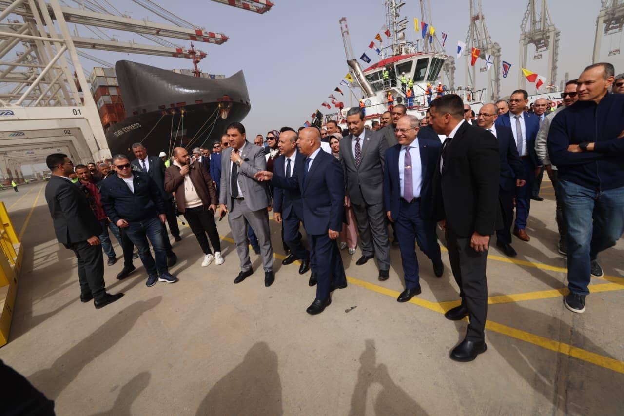 التشغيل التجريبي لمحطة الحاويات تحيا مصر بميناء دمياط