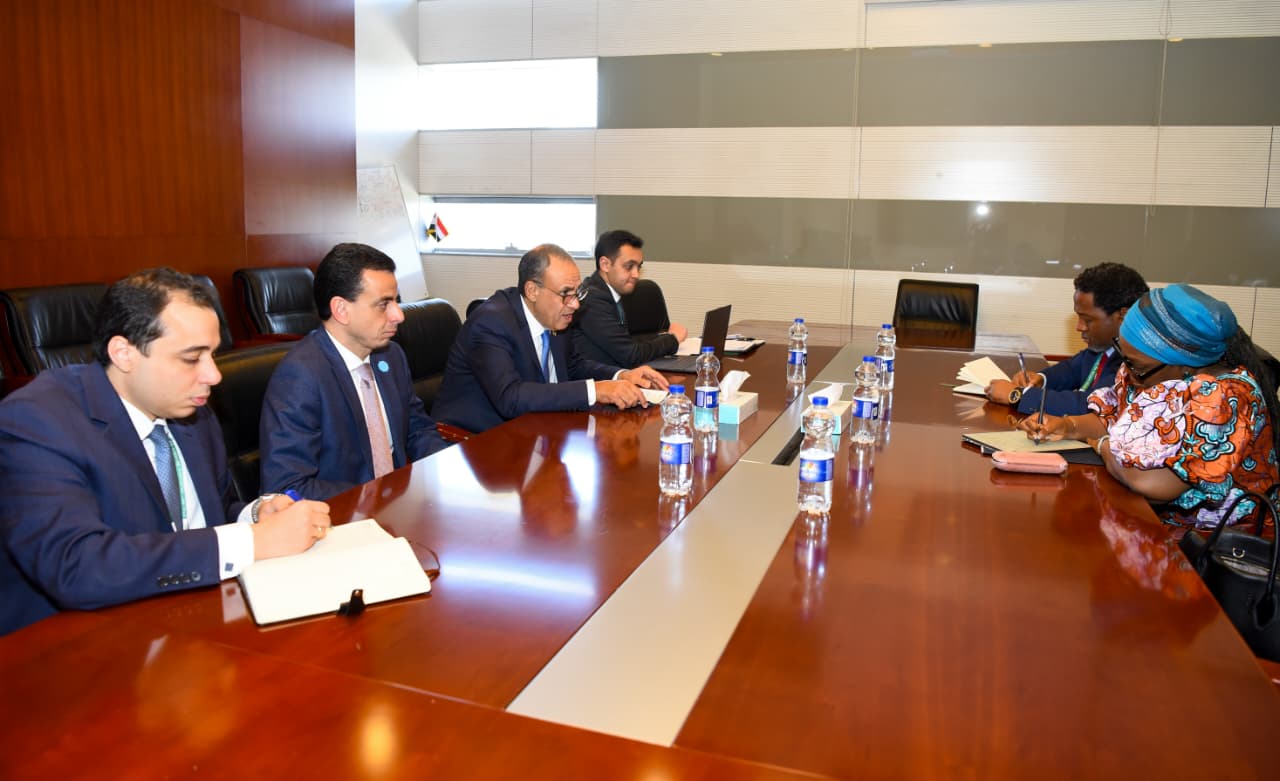 وزير الخارجية مع وزيرة خارجية ليبيريا