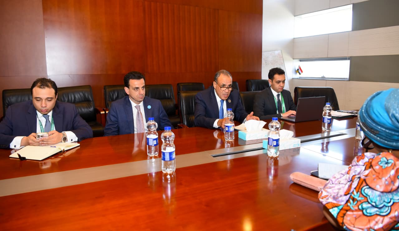 وزير الخارجية مع وزيرة خارجية ليبيريا