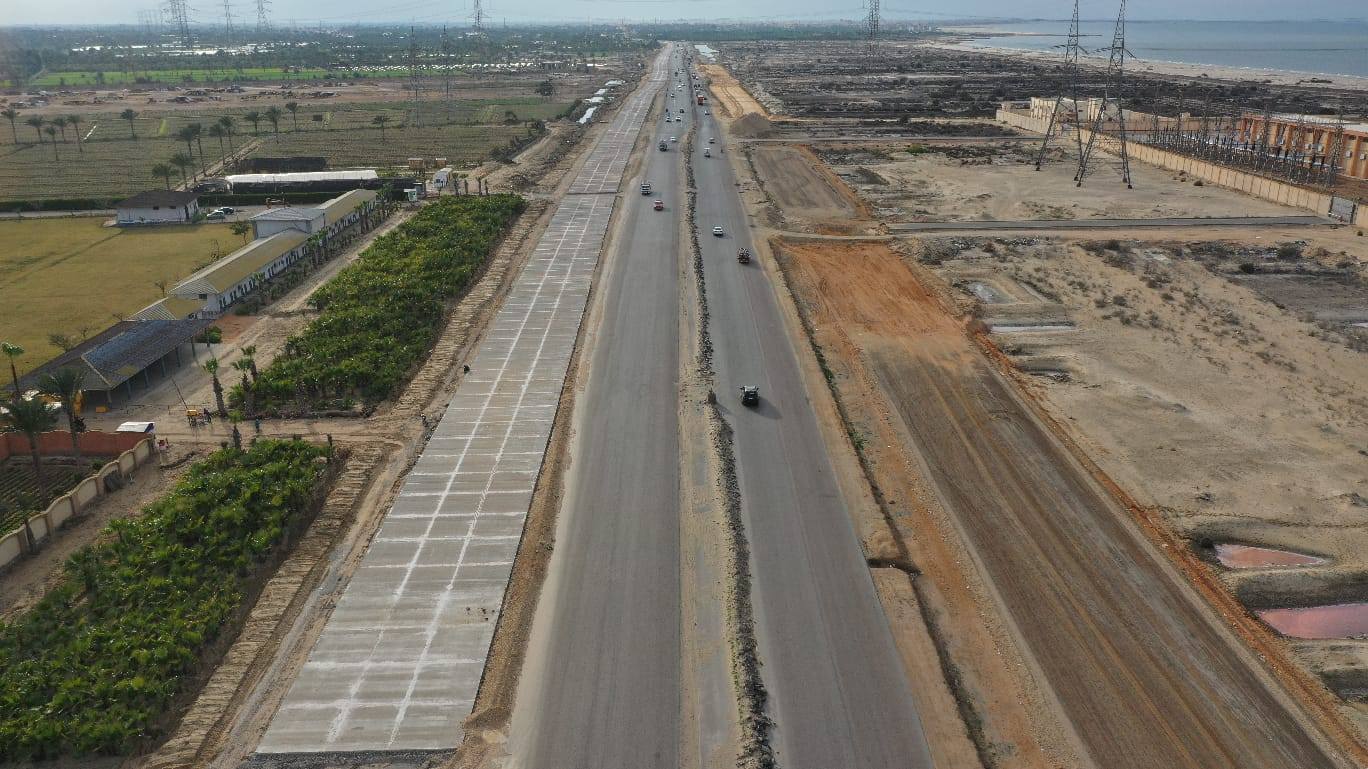 الوزير يتفقد مواقع العمل بمشروع تطوير الطريق الدولي الساحلي