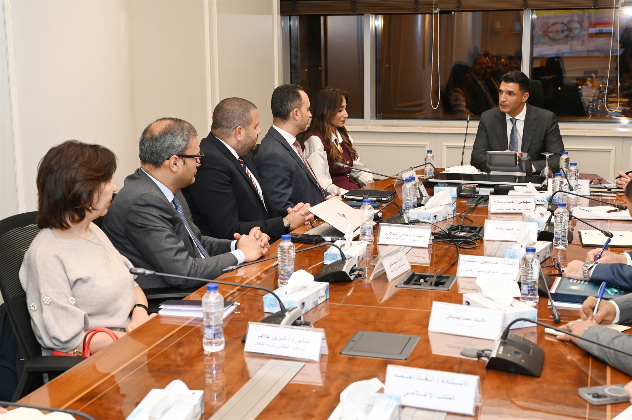 وزير الصناعة يجتمع مع ممثلي شركة نيسان للسيارات