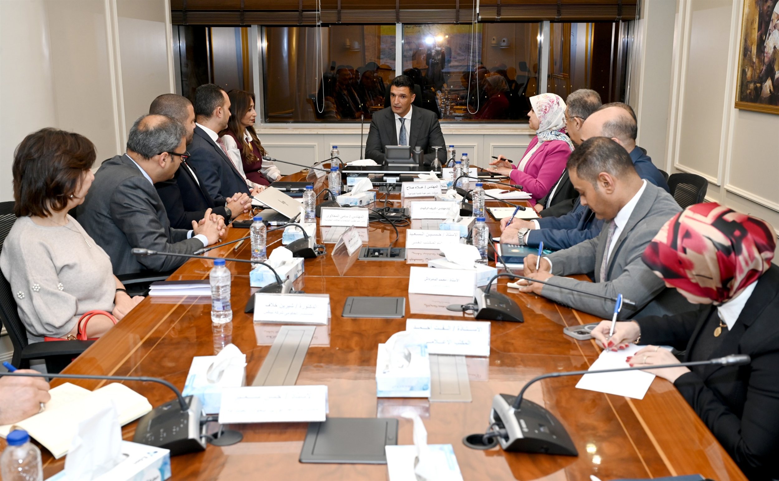 وزير الصناعة يجتمع مع ممثلي شركة نيسان للسيارات