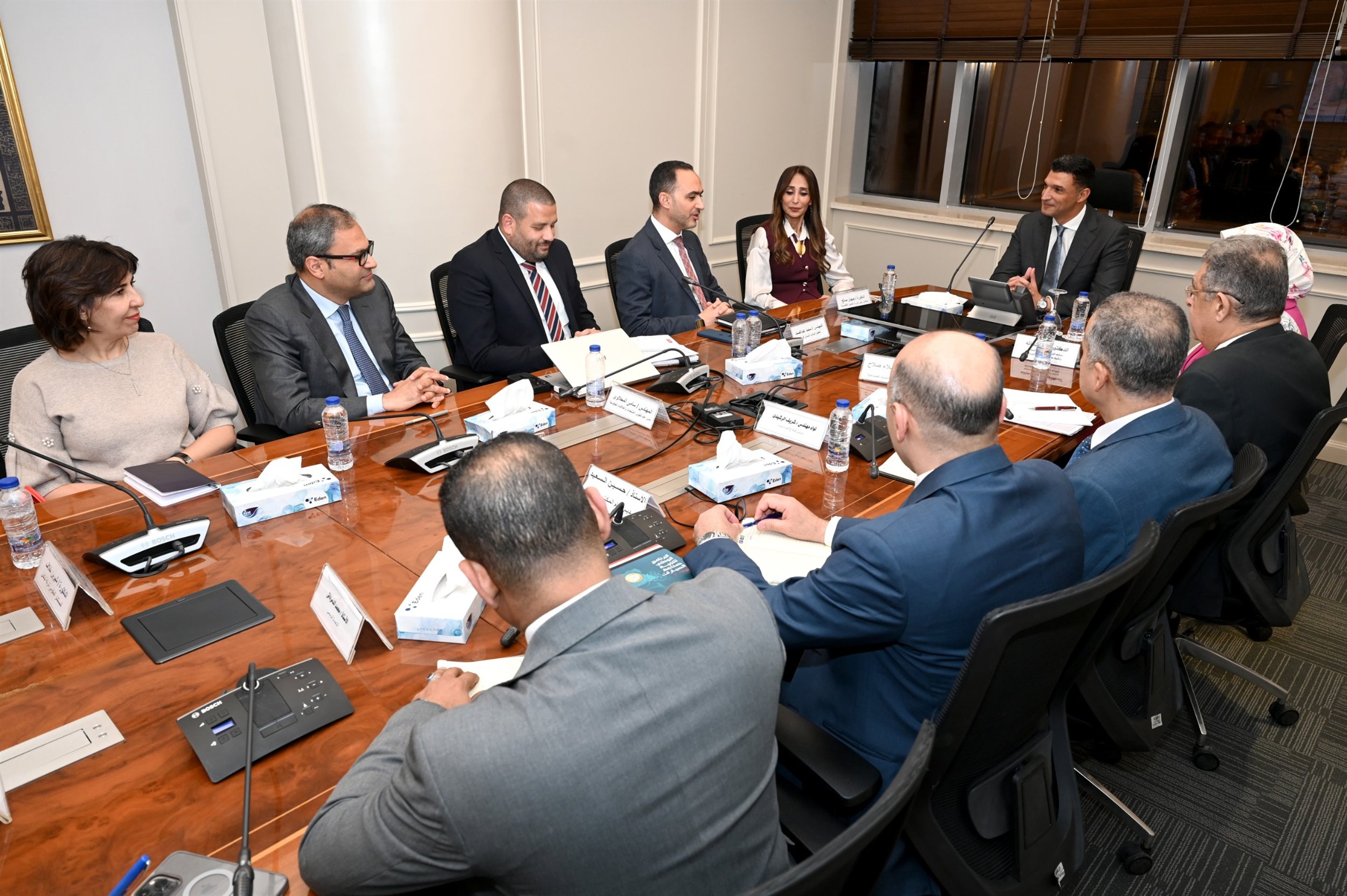 وزير الصناعة يجتمع مع ممثلي شركة نيسان للسيارات