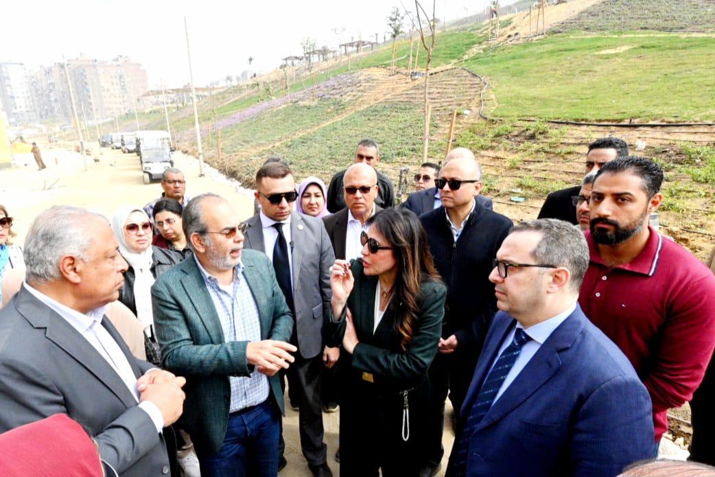 وزيرة الإسكان تقوم بجولة بمشروع حدائق تلال الفسطاط
