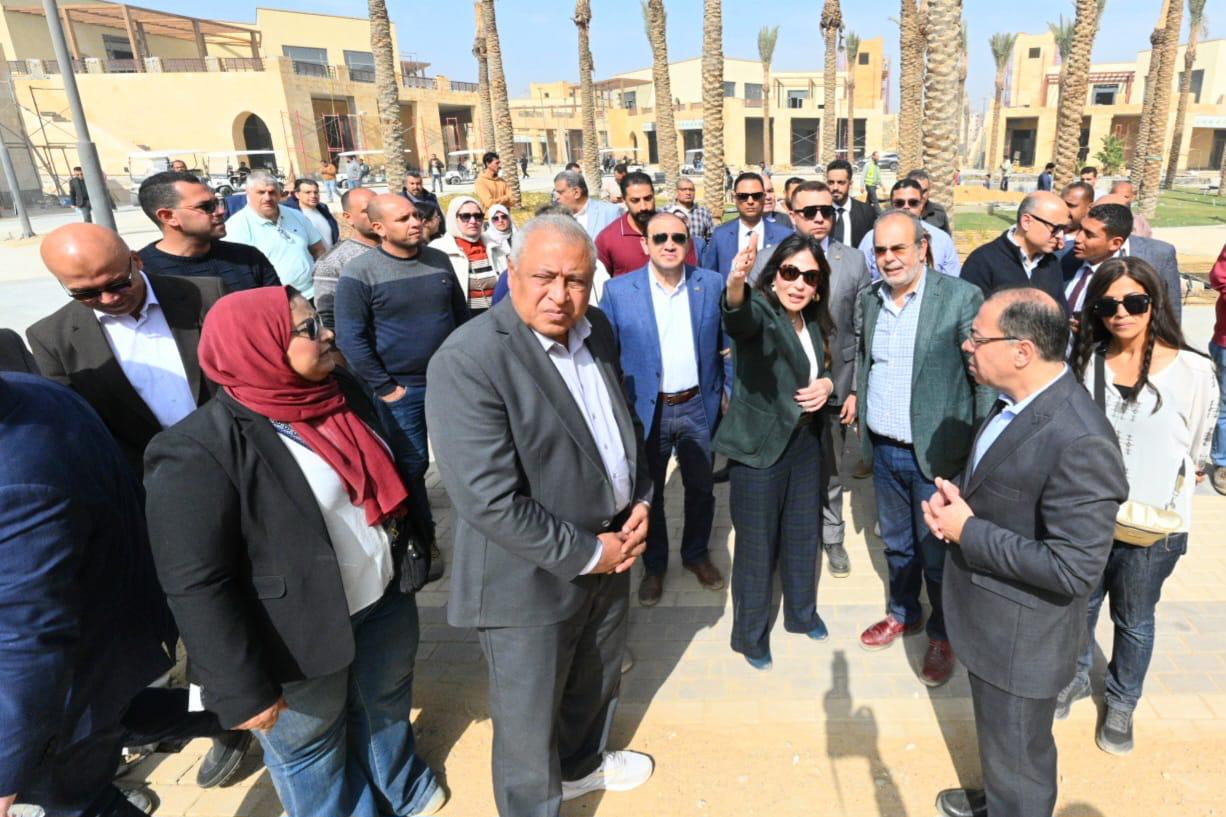 وزيرة الإسكان تقوم بجولة بمشروع حدائق تلال الفسطاط