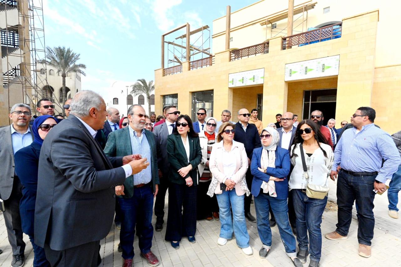 وزيرة الإسكان تقوم بجولة بمشروع حدائق تلال الفسطاط