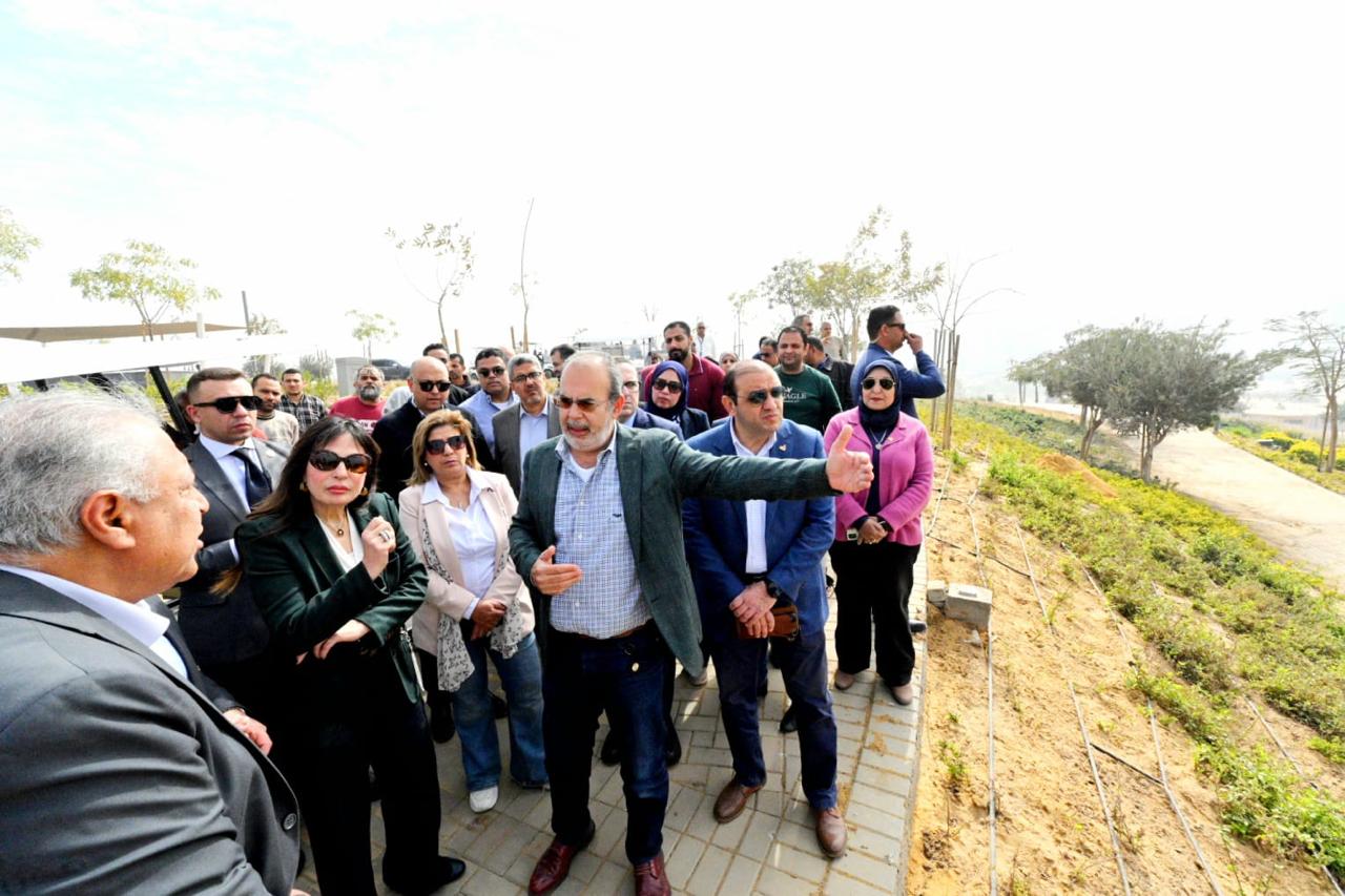 وزيرة الإسكان تقوم بجولة بمشروع حدائق تلال الفسطاط