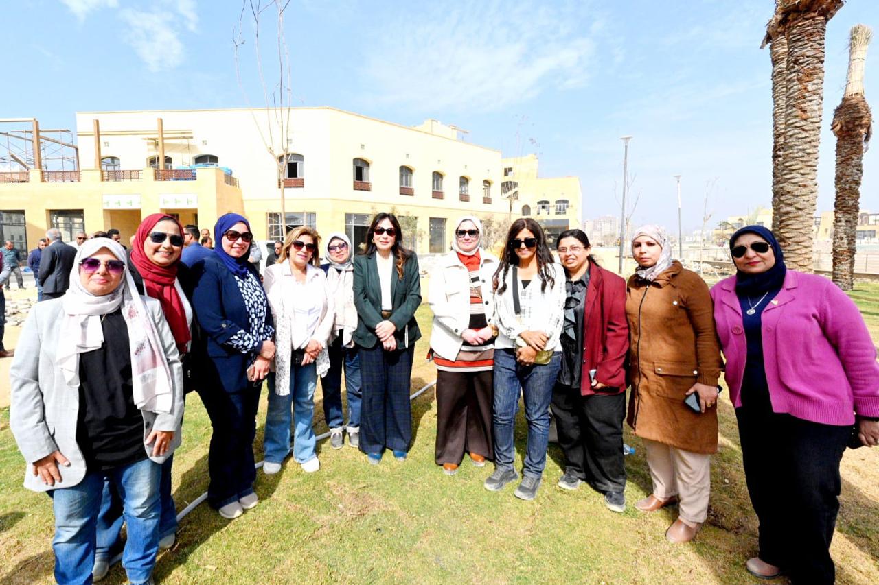 وزيرة الإسكان تقوم بجولة بمشروع حدائق تلال الفسطاط