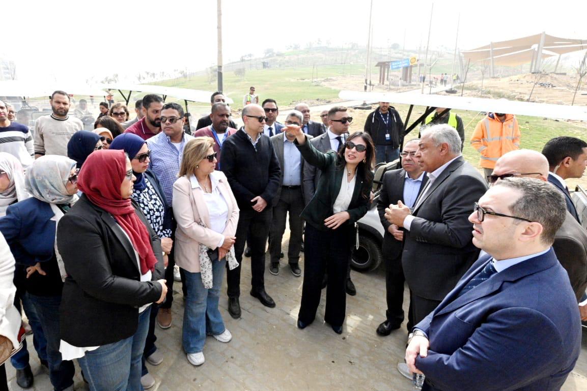 وزيرة الإسكان تقوم بجولة بمشروع حدائق تلال الفسطاط