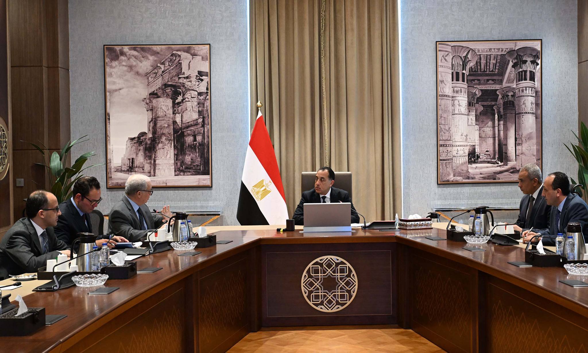 رئيس الوزراء يلتقي مع نائبه للشئون الاقتصادية