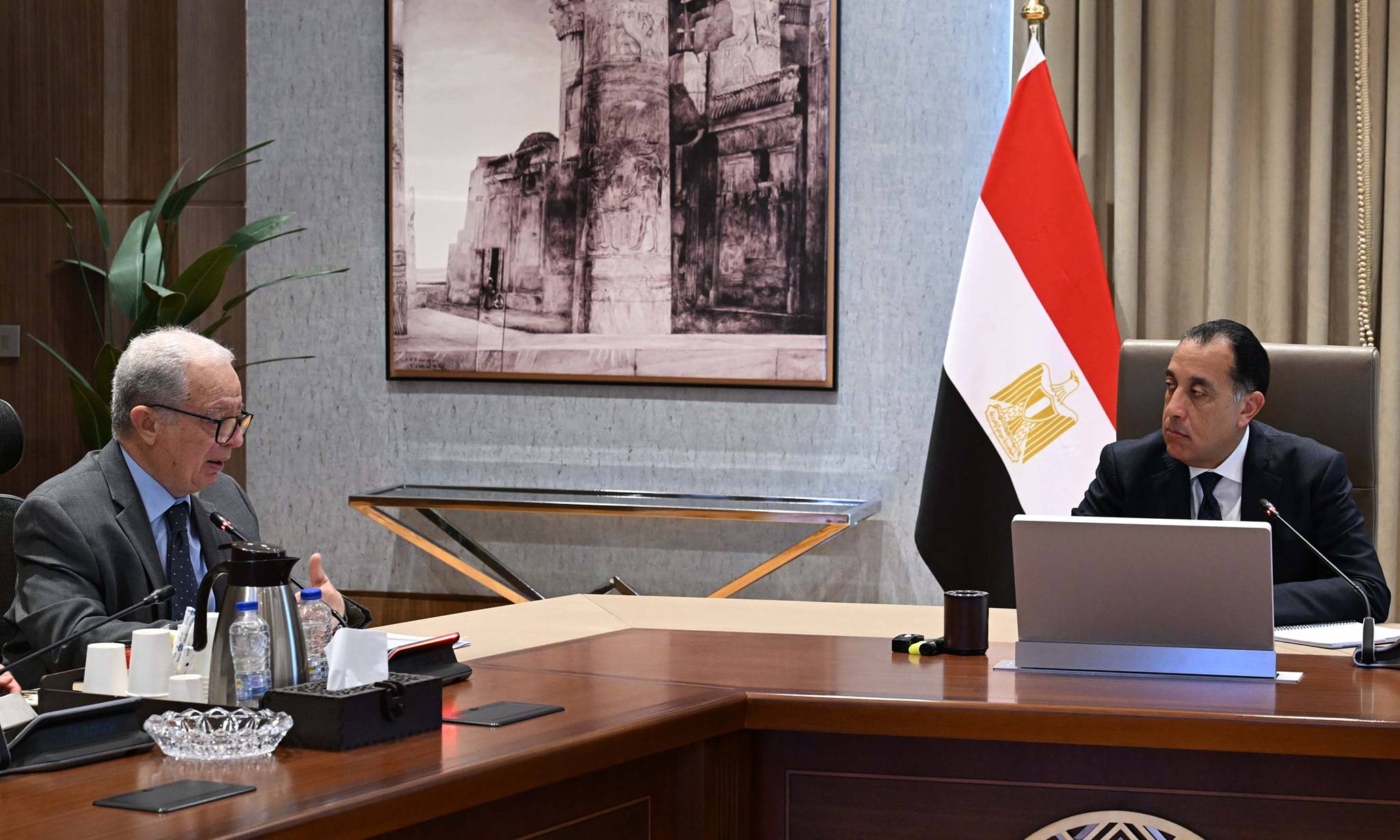 رئيس الوزراء يلتقي مع نائبه للشئون الاقتصادية