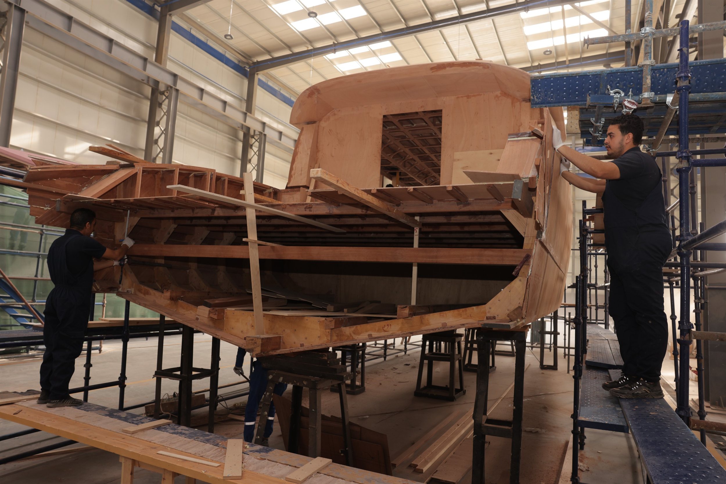 ربيع رئيس هيئة قناة السويس يتفقد أعمال بناء الوحدات البحرية