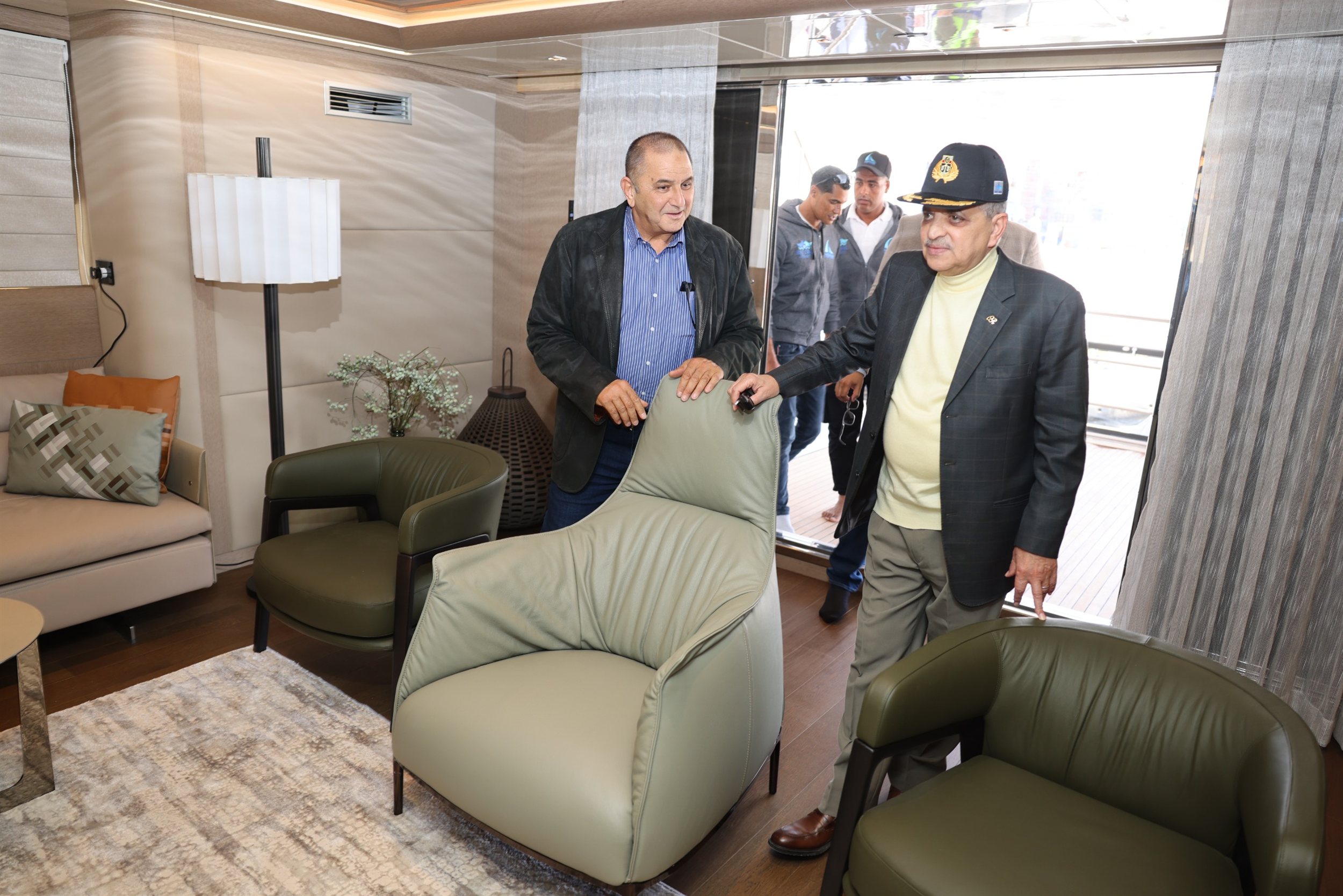 ربيع رئيس هيئة قناة السويس يتفقد أعمال بناء الوحدات البحرية