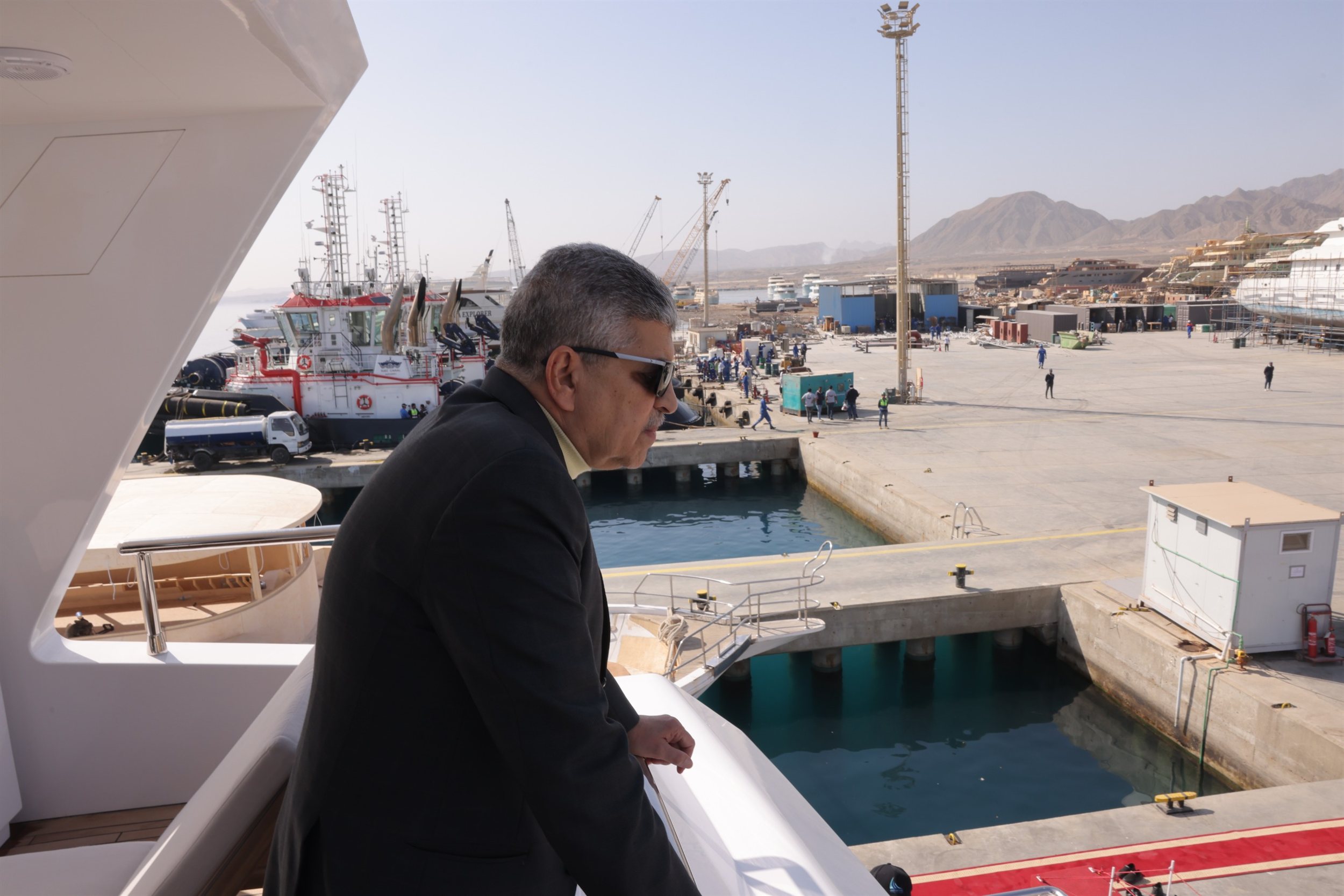 ربيع رئيس هيئة قناة السويس يتفقد أعمال بناء الوحدات البحرية