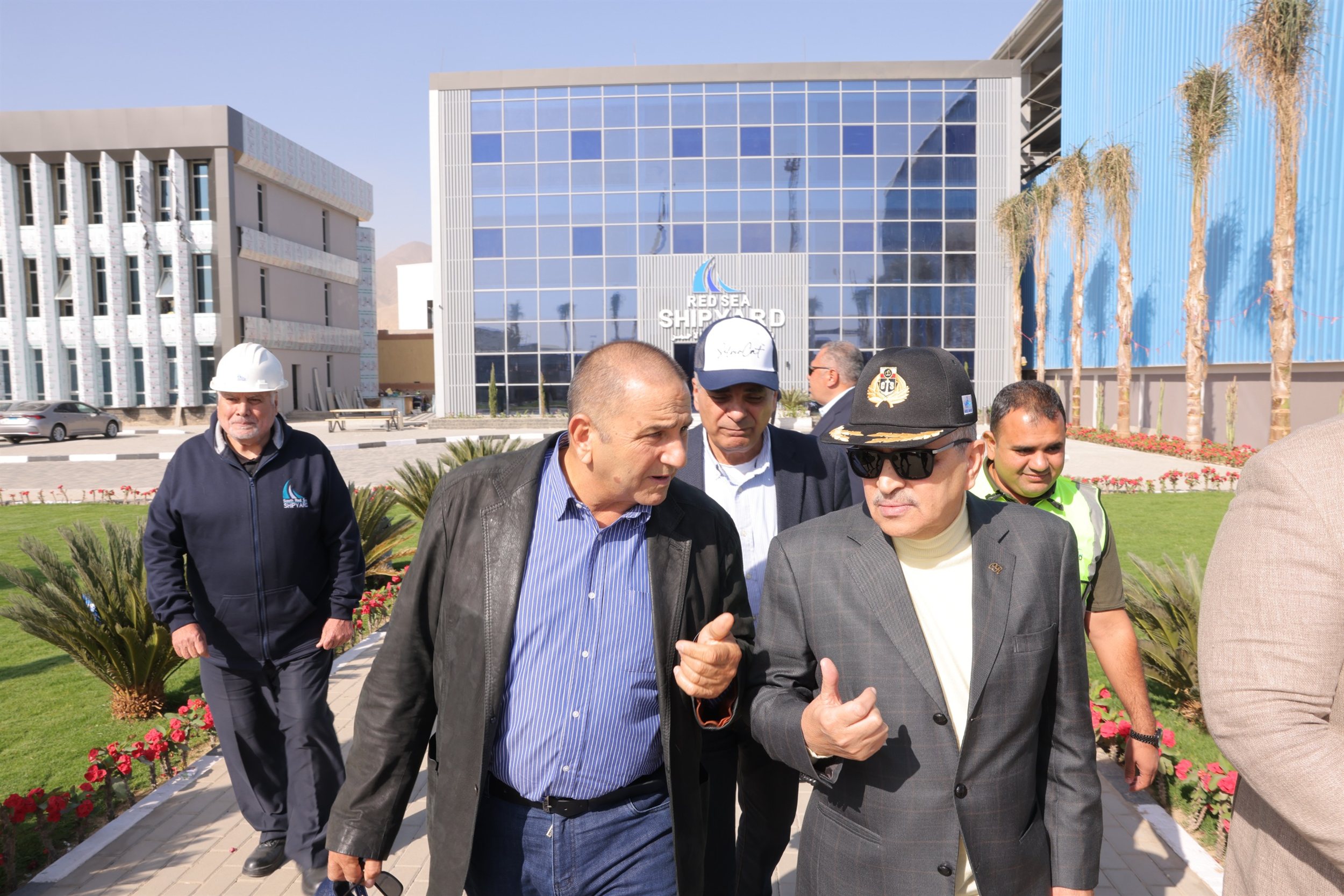 ربيع رئيس هيئة قناة السويس يتفقد أعمال بناء الوحدات البحرية