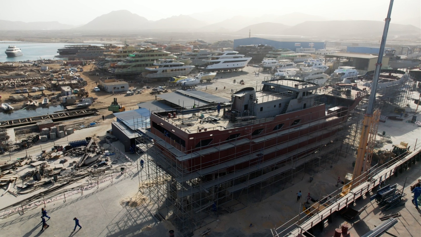 ربيع رئيس هيئة قناة السويس يتفقد أعمال بناء الوحدات البحرية