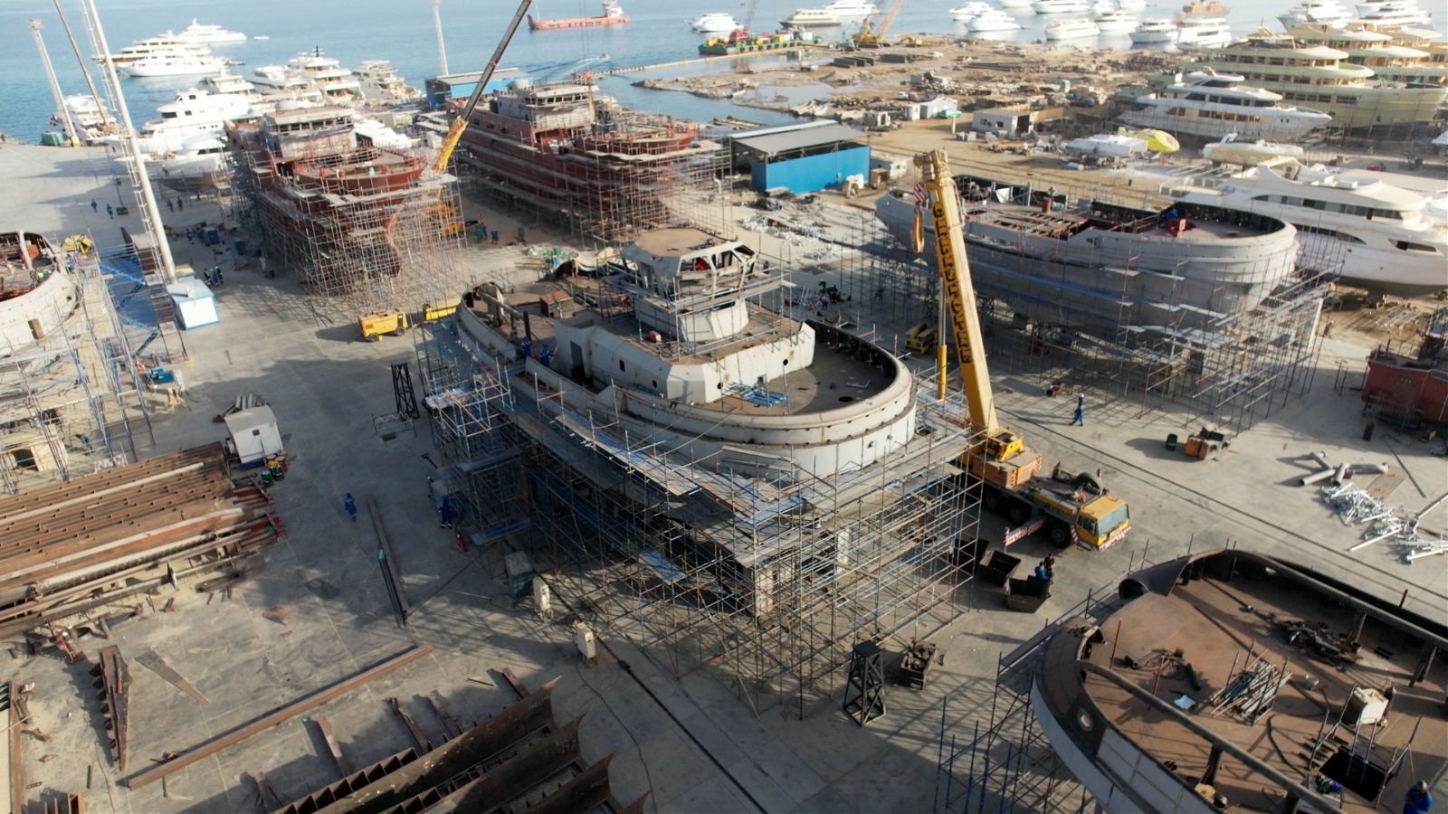 ربيع رئيس هيئة قناة السويس يتفقد أعمال بناء الوحدات البحرية