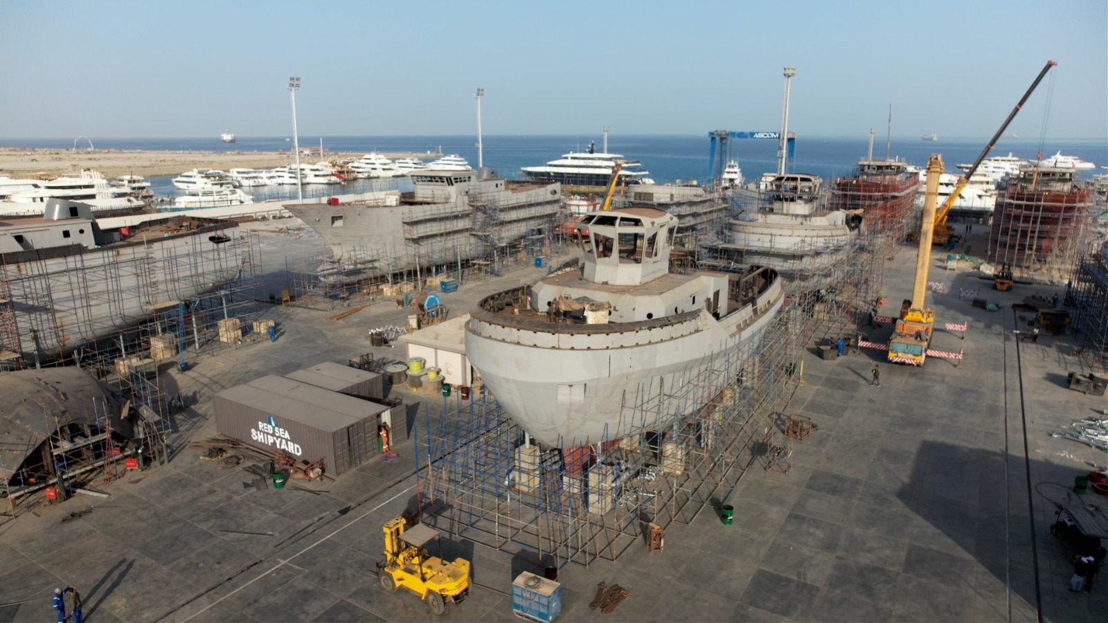 ربيع رئيس هيئة قناة السويس يتفقد أعمال بناء الوحدات البحرية