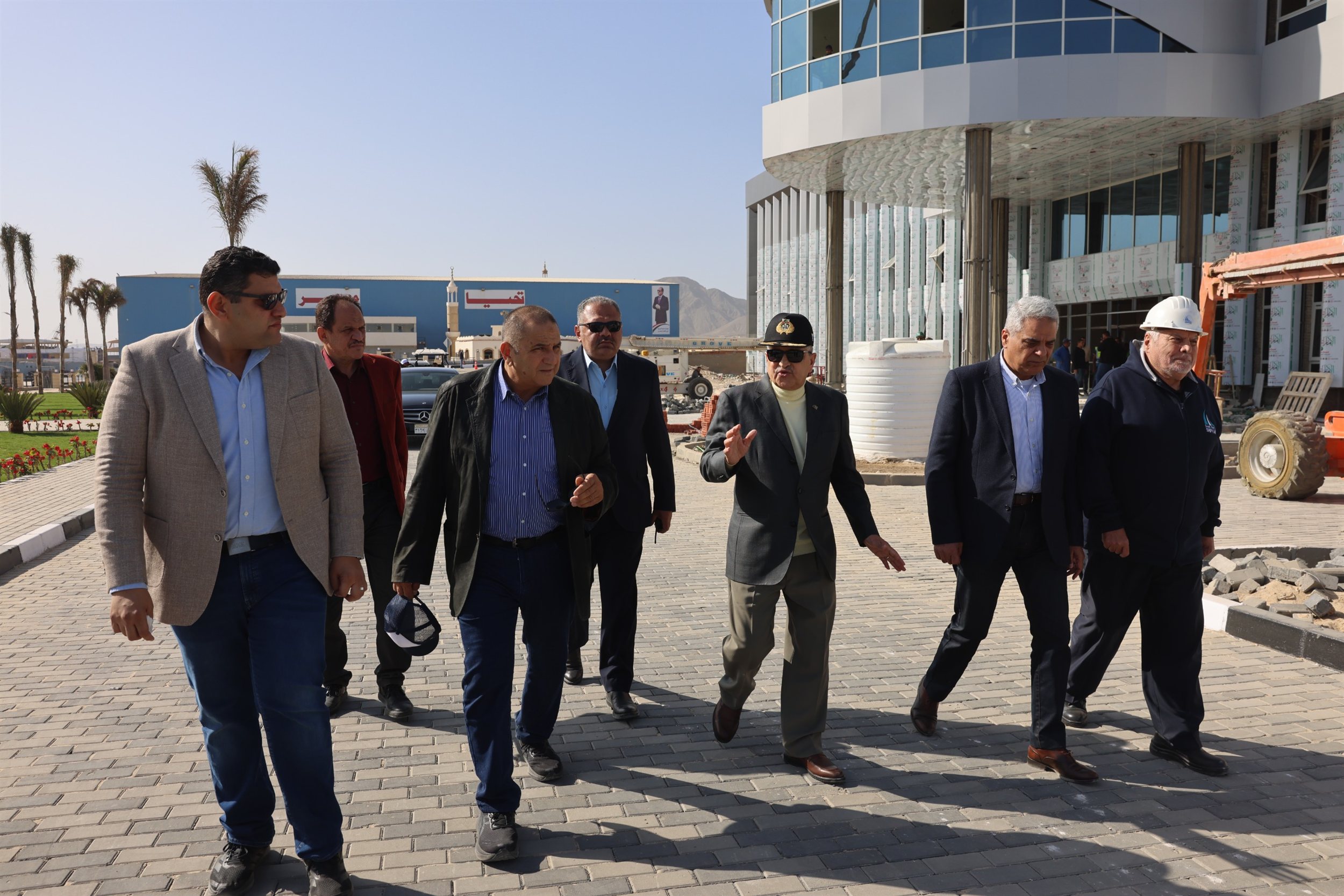 ربيع رئيس هيئة قناة السويس يتفقد أعمال بناء الوحدات البحرية