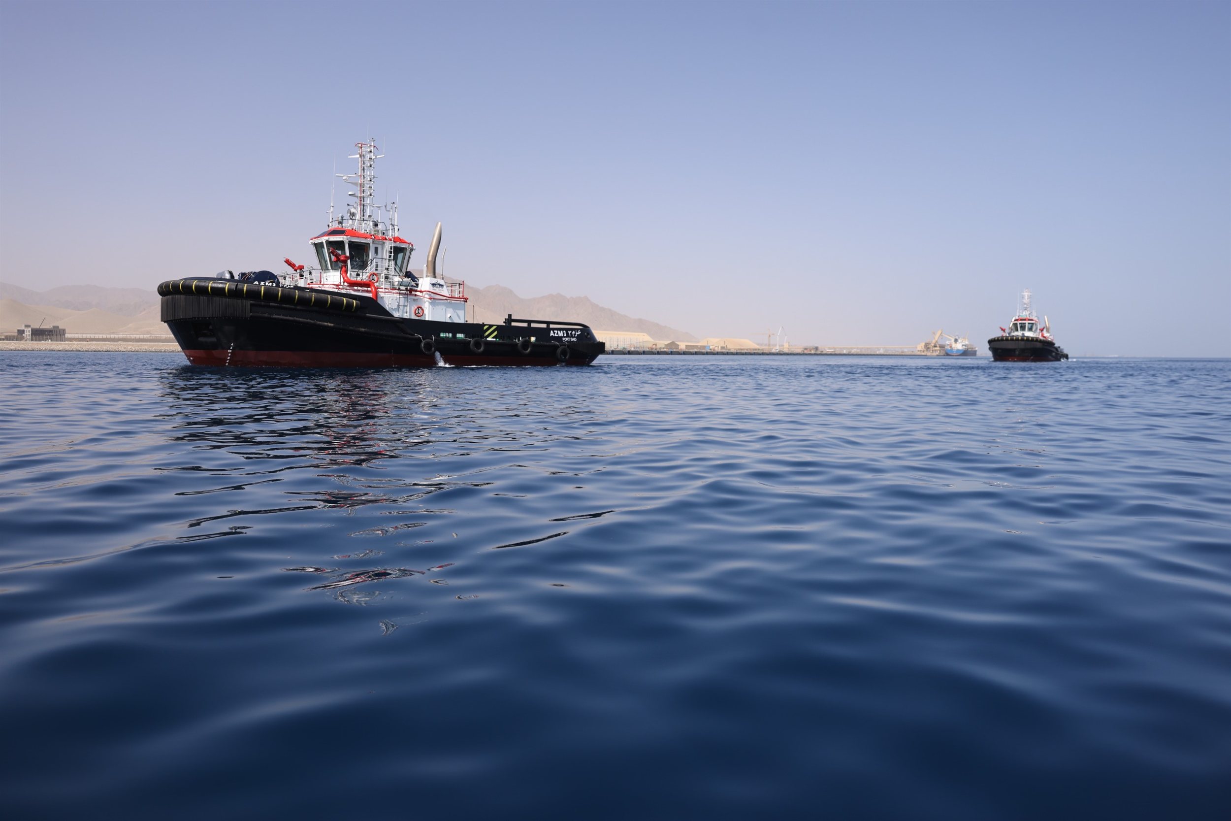 ربيع رئيس هيئة قناة السويس يتفقد أعمال بناء الوحدات البحرية