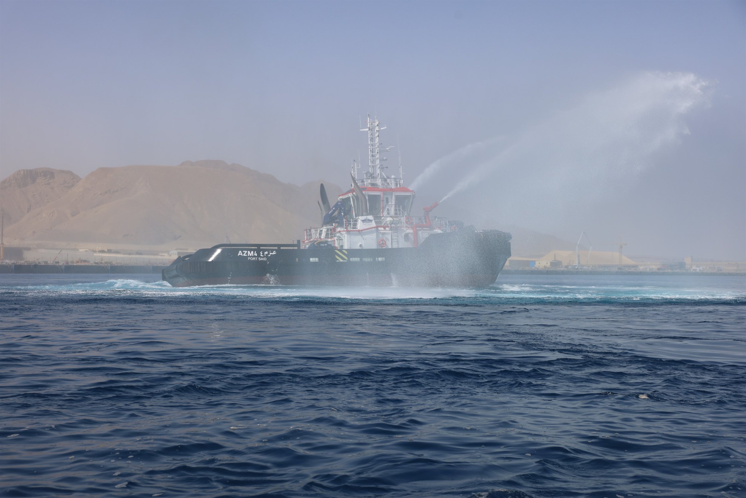 ربيع رئيس هيئة قناة السويس يتفقد أعمال بناء الوحدات البحرية