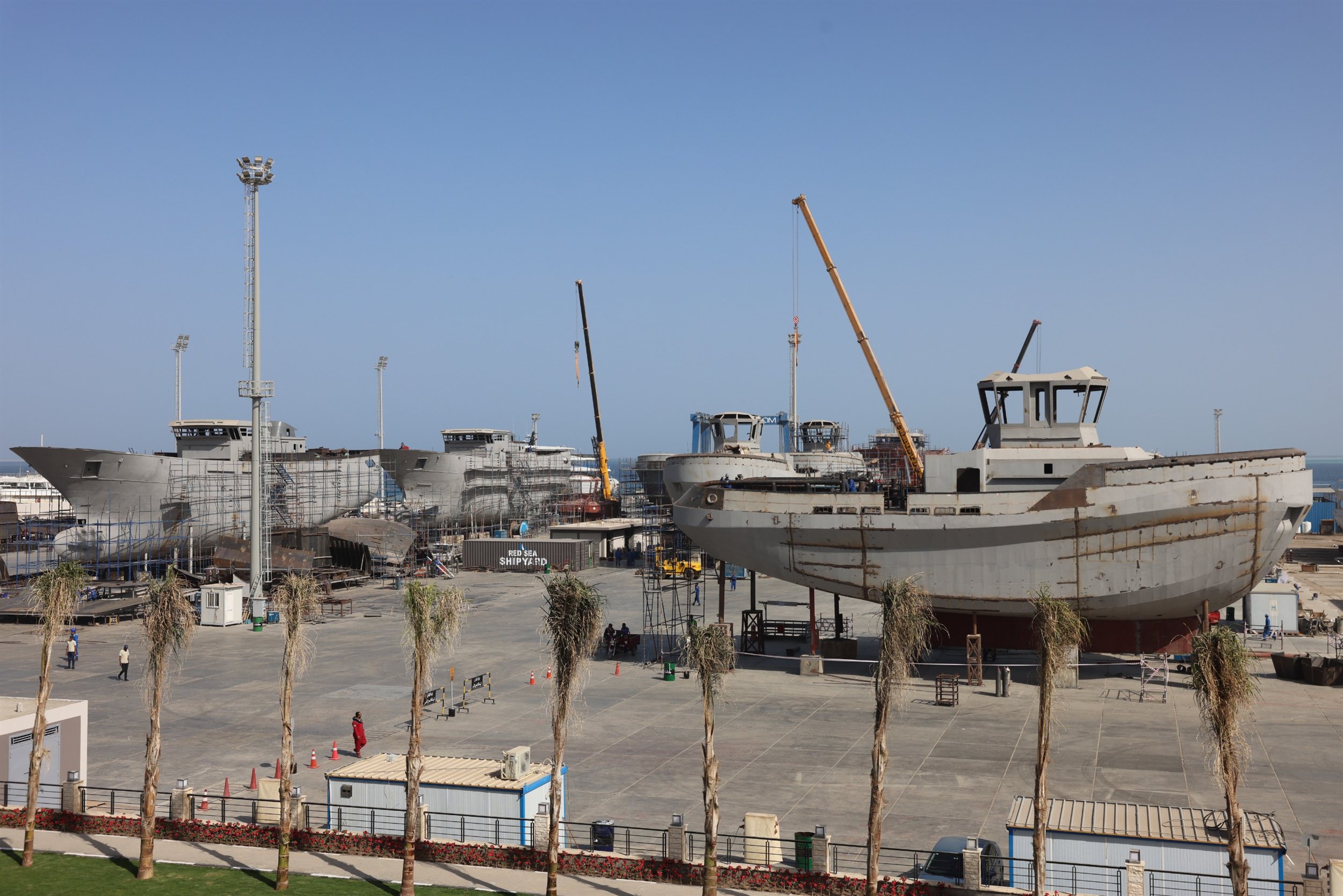 ربيع رئيس هيئة قناة السويس يتفقد أعمال بناء الوحدات البحرية